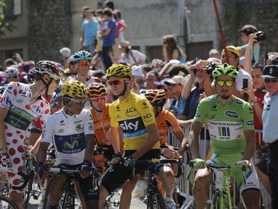 Tri dôležité persóny: Najlepší vrchár Pierre Roland (v bodkovanom), aktuálny celkový líder Christopher Froome (v žltom) a líder bodovacej súťaže Peter Sagan (v zelenom)
