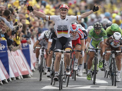 Andre Greipel finišuje v šiestej etape Tour de France, Peter Sagan v pozadí