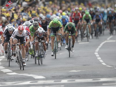 Finiš šiestej etapy, vpredu Andre Greipel, v zelenom Peter Sagan