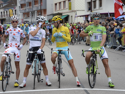 Peter Sagan (v zelenom) spolu s lídrami ostatných súťaží pred štartom etapy