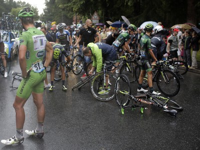 Peter Sagan po páde v 19. etape Tour našťastie neutrpel vážnejšie poranenia