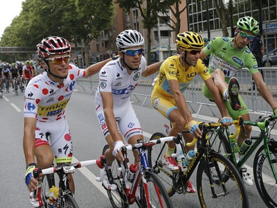 Peter Sagan (v zelenom), Vincenzo Nibali (v žltom), Rafal Majka (v bodkovanom) a Thibaut Pinot v záverečnej etape Tour