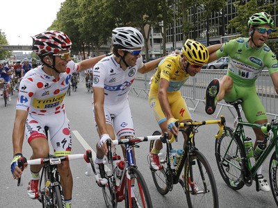 Peter Sagan (v zelenom), Vincenzo Nibali (v žltom), Rafal Majka (v bodkovanom) a Thibaut Pinot v záverečnej etape Tour bavia divákov