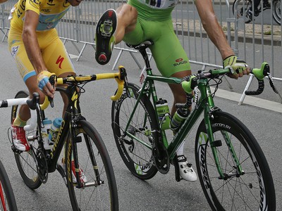 Peter Sagan (v zelenom) a Vincenzo Nibali (v žltom) bavia divákov v záverečnej etape Tour