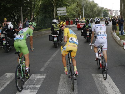 Peter Sagan (v zelenom), Vincenzo Nibali (v žltom), Rafal Majka (v bodkovanom) a Thibaut Pinot v záverečnej etape Tour