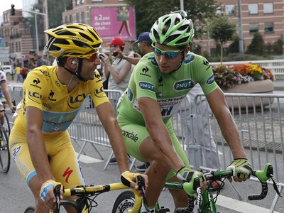 Peter Sagan (v zelenom) a Vincenzo Nibali (v žltom) v záverečnej etape Tour