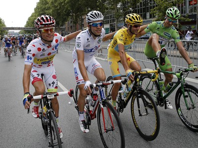 Peter Sagan (v zelenom), Vincenzo Nibali (v žltom), Rafal Majka (v bodkovanom) a Thibaut Pinot v záverečnej etape Tour bavia divákov