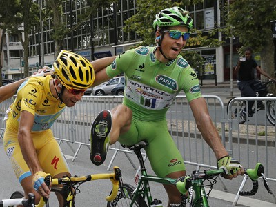 Peter Sagan (v zelenom) a Vincenzo Nibali (v žltom) zabávajú divákov v záverečnej etape Tour