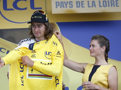 Peter Sagan si po tretej etape Tour oblieka žltý dres
