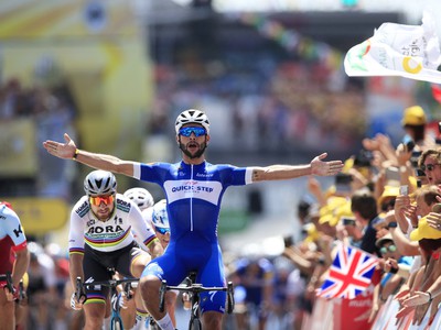 Kolumbijský cyklista Fernando Gaviria víťazí pred druhým Petrom Saganom