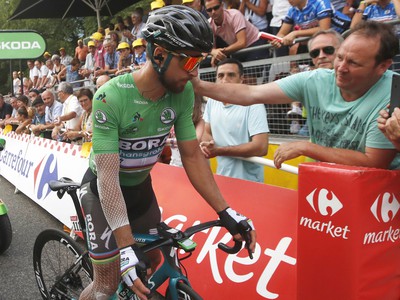 Slovenský cyklista Peter Sagan v zelenom drese lídra bodovacej súťaže sa teší na pódiu 