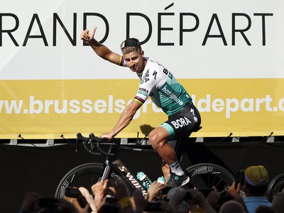 Peter Sagan (Bora Hansgrohe) máva divákom počas oficiálneho predstavenia tímov pred začiatkom Tour de France 2019