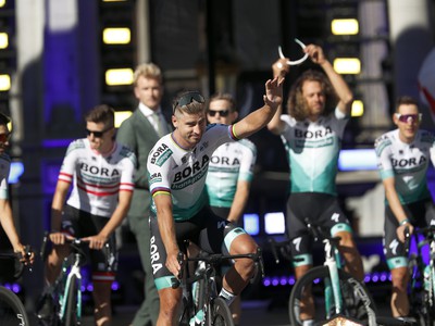 Peter Sagan (Bora Hansgrohe) máva divákom počas oficiálneho predstavenia tímov pred začiatkom Tour de France 2019