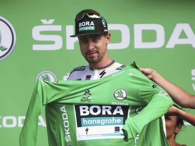 Peter Sagan z tímu Bora-Hansgrohe si oblieka zelený dres vedúceho pretekára v bodovacej súťaži po 3. etape