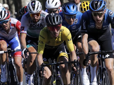 Slovenský cyklista Peter Sagan (druhý zľava) z tímu Bora-Hangrohe počas 7. etapy 107. ročníka Tour de France