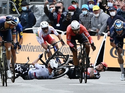 Pád Petra Sagana a Caleba Ewana v záverečnom špurte 3. etapy Tour de France