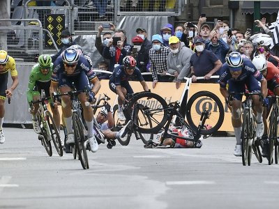 Na snímke v pozadí vľavo slovenský cyklista Peter Sagan padá po kolízii s Austrálčanom Calebom Ewanom v záverečnom špurte 3. etapy 108. ročníka Tour de France