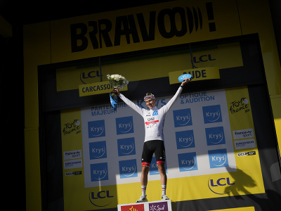 Slovinský cyklista Tadej Pogačar oslavuje na pódiu biely dres najlepšieho pretekára do 25 rokov v priebežnom poradí  po 15. etape 109. ročníka pretekov Tour de France