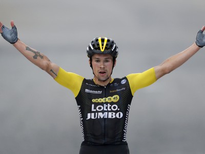 Slovinský cyklista Primož Roglič sa raduje z víťazstva v 19. etape TdF z Lourdes do Laruns