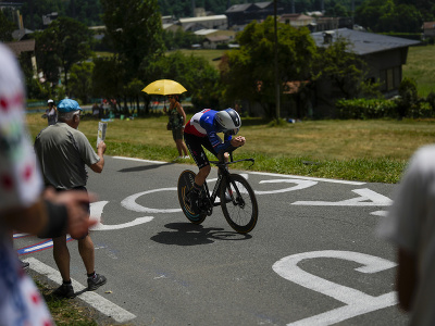 Francúzsky cyklista Remy Cavagna jazdí počas individuálnej časovky 16. etapy Tour de France