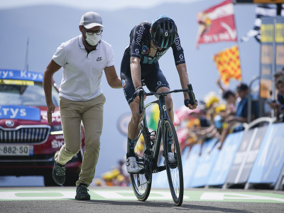 Vyčerpaný Romain Bardet prichádza do cieľa 17. etapy