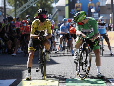Britský cyklista Adam Yates v žltom drese vedúceho pretekára a Ír Sam Bennett v zelenom drese pre najlepšieho špurtéra