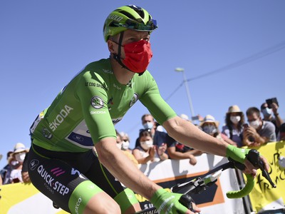 Írsky cyklista Sam Bennett z tímu Deceuninck-Quick Step v zelenom drese vedúceho pretekára v bodovacej súťaži