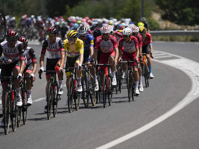 Slovinský cyklista Tadej Pogačar v žltom drese vedúceho pretekára stúpa v cyklistickom pelotóne počas 15. etapy prestížnych cyklistických pretekov Tour de France 