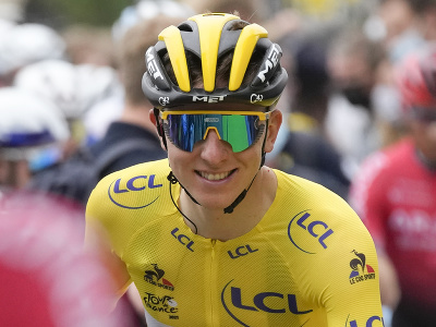 Na snímke slovinský cyklista Tadej Pogačar v žltom drese vedúceho pretekára 