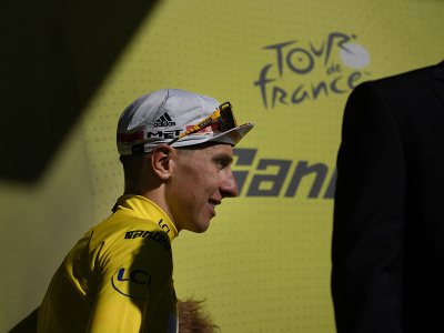 Slovinský cyklista Tadej Pogačar v drese pre celkového lídra Tour de France