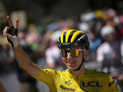 Tadej Pogačar v žltom drese lídra pretekov Tour de France