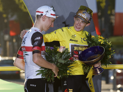 Jonas Vingegaard a Tadej Pogačar počas odovzdávania cien na Tour de France