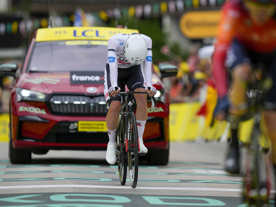 Tadej Pogačar prichádza do cieľa individuálnej časovky na Tour de France 2023