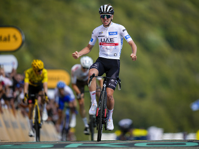 Na snímke slovinský cyklista Tadej Pogačar (SAE Team Emirates) víťazí v 20. etape pretekov Tour de France