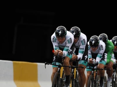 Cyklisti z tímu Bora-Hansgrohe počas druhej etapy 106. ročníka Tour de France