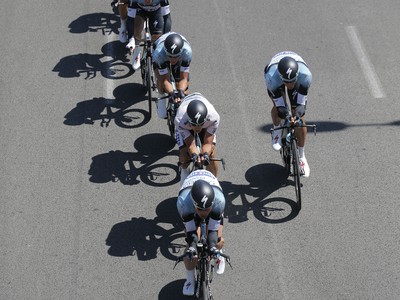 Jazdci tímu Omega Pharma-QuickStep s Petrom Velitsom