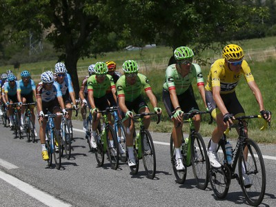 Pelotón na trati 18. etapy cyklistických pretekov Tour de France