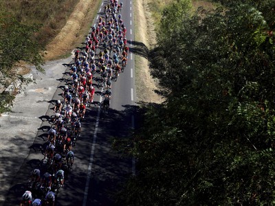 Cyklistický pelotón počas 6. etapy cyklistických pretekov Tour de France