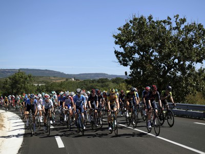 Cyklistický pelotón počas 6. etapy cyklistických pretekov Tour de France