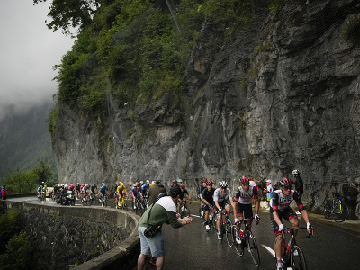 Cyklisti počas náročného stúpania v 8. etape Tour de France 