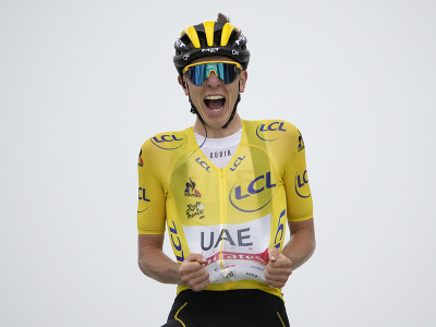 Tadej Pogačar sa raduje z triumfu v 17. etape Tour de France