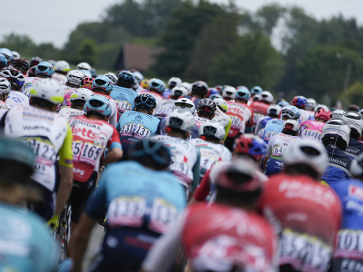 Cyklistický pelotón počas piatej etapy Tour de France