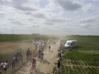 Cyklisti idú po dlažobných kockách počas 5. etapy Tour de France