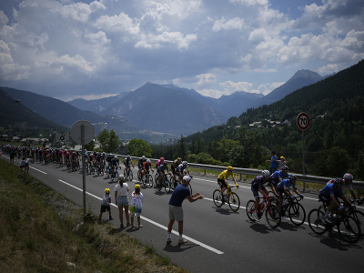 Cyklisti prechádzajú cez alpské kopce počas Tour de France
