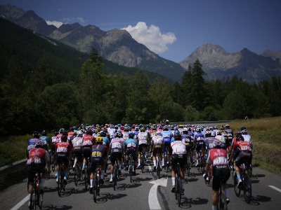 Cyklisti prechádzajú cez alpské kopce počas Tour de France