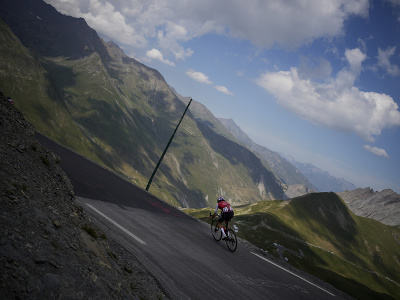 Cyklisti prechádzajú alpskými kopcami počas 12. etapy Tour de France