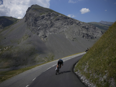 Cyklisti prechádzajú alpskými kopcami počas 12. etapy Tour de France