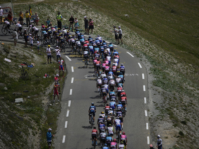 Cyklisti stúpajú alpskými kopcami