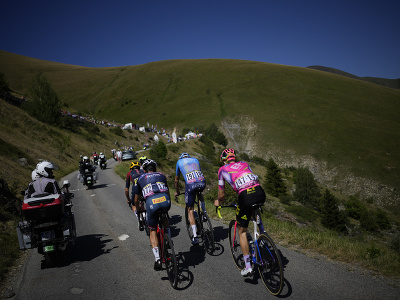 Cyklisti v úniku prekonávajú stúpanie počas 12. etapy Tour de France