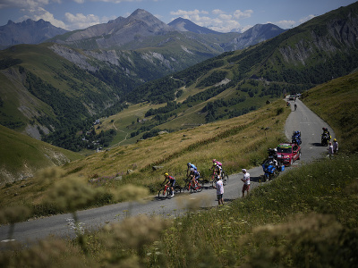 Cyklisti v úniku prekonávajú stúpanie počas 12. etapy Tour de France